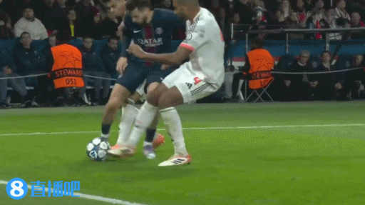 克瓦拉茨赫利亚被塔踩到痛苦倒地，裁判    没有表示