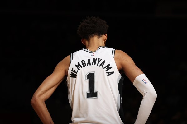 第一场就炸了！文班成为NBA历史第6个赛季首战至少40+15