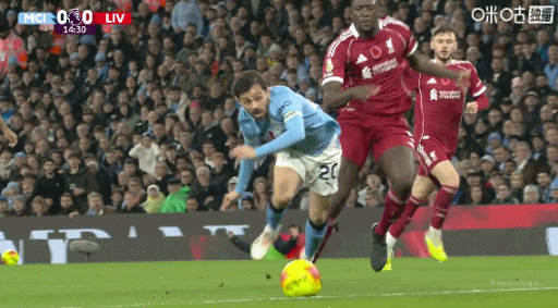 飞起来了！B席踉跄前插追球，一脚铲翻范戴克