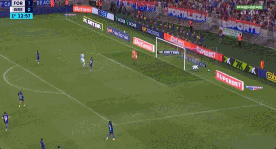 逆天错误  送礼🤣巴甲守门员开球未注意到身后对手，直接被“偷